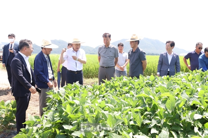주낙영 경주시장이 18일 안강읍 육통리 대청영농조합법인을 방문해 현장점검을 하고 있다