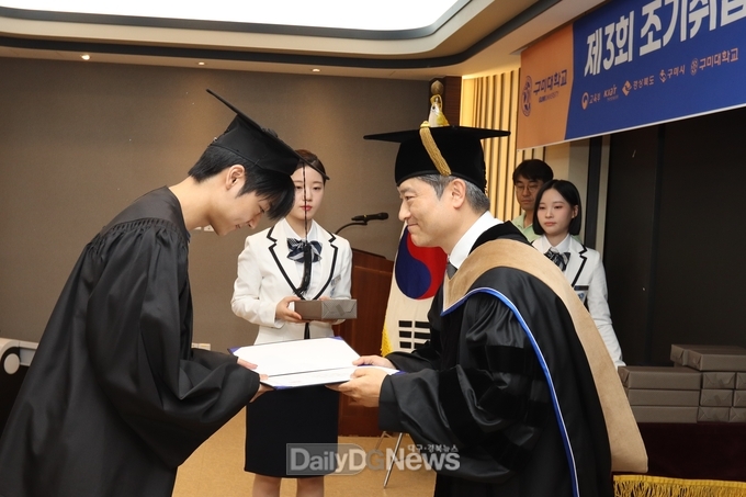구미대학교 제공 이승환 총장이 설재현 학생에게 상장을 수여하고 있다.