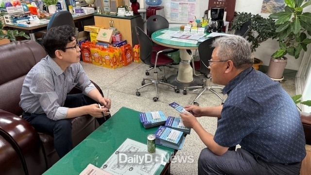경산시, 외국인 대상 생활쓰레기 배출요령 홍보물 배포