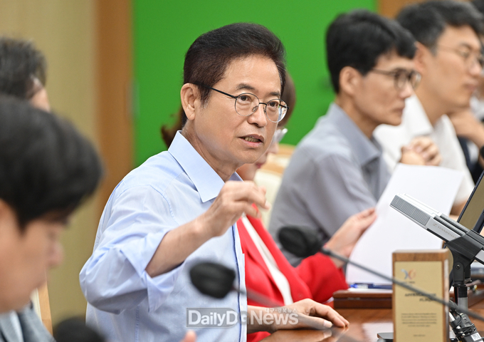 이철우 도지사가 간부회의를 주재하고 있다.