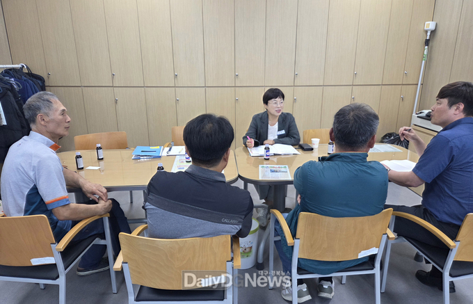 GAP 약초 간담회가 진행되고 있는 모습(가운데 강매영 유통지원과장)