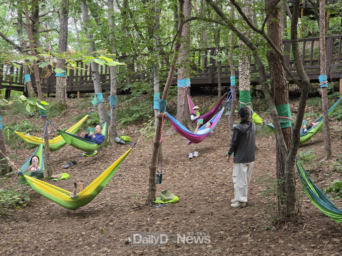 지난 7월23일 한국산림복지진흥원 국립산림치유원에서 교원들이 고도화된 해먹 명상 프로그램을 체험하고 있다. 한국산림복지진흥원 제공