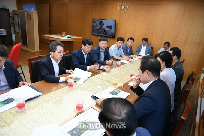유정근 영주시장 권한대행을 비롯한 간부 공무원들과 김병기 시의장이 김학홍 행정부지사를 만나 주요현안사업에 대해 설명하고 있다