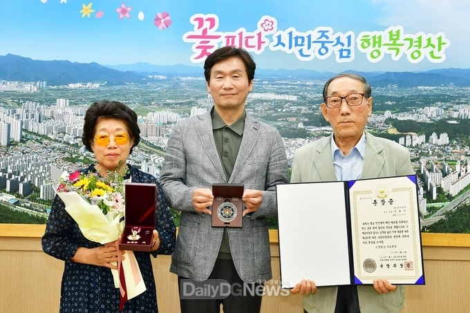 故장해익 상병 유가족에 무공훈장 전수