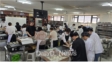 대구공업대학교. 제빵기능사 자격증 특강 개최 모습. (사진=대구공업대 제공)
