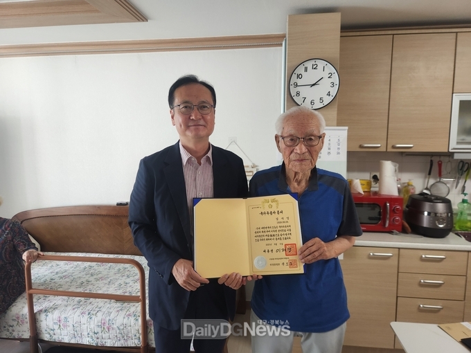 경북북부보훈지청, 산불피해 참전유공자에 명패 ‧ 증서 전달