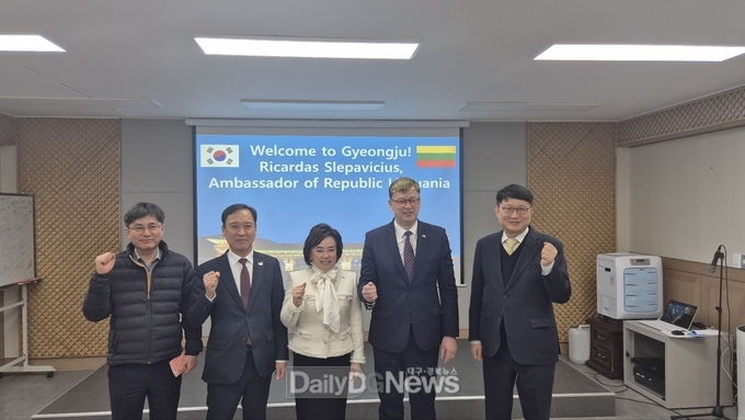지난 3월 7일 주한 리투아니아 대사가 경주시 생활하수과를 방문해 관계자들과 기념촬영을 하고 있다.
