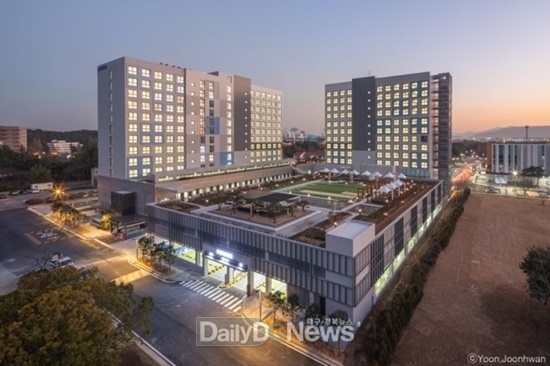 포스코A&C가 설계·시공을 주도한 12층 규모의 기숙사 건물인 ’포스코 광양 기가타운‘ 조감도.