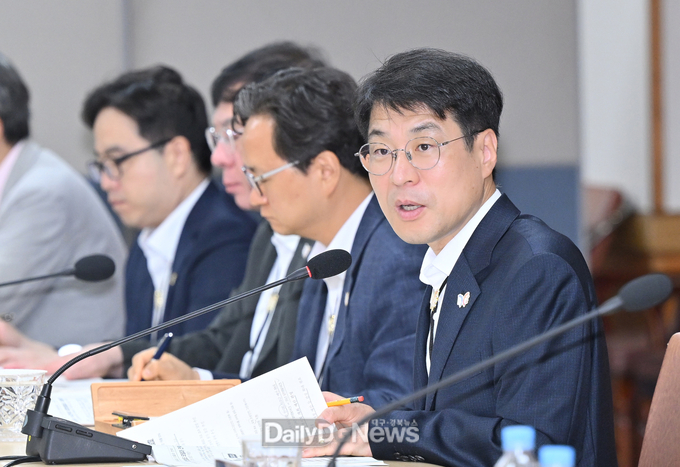 김정기 대구광역시장 권한대행은 8월 25일 대구광역시청 동인청사 10층 대회의실에서 열린 확대간부회의에 참석하고 있다. (사진=대구시 제공)
