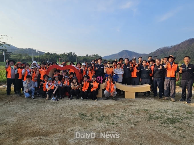 청송소방서 의용소방대연합회, 잡초 제거 등 환경정화 봉사활동‘구슬땀