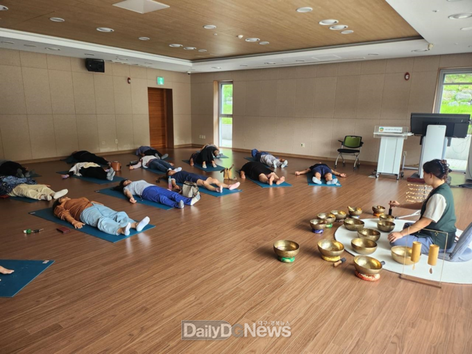 산불 피해 주민들이 국립산림치유원에서 산림치유 프로그램(싱잉볼 명상)을 체험하고 있다. 한국산림복지진흥원 국립산림치유원 제공