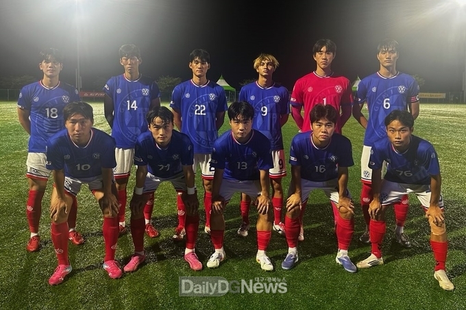 구미대학교 제공) 구미대 축구부 선수들이 인제대를 누른 후 기념촬영을 하고 있다.
