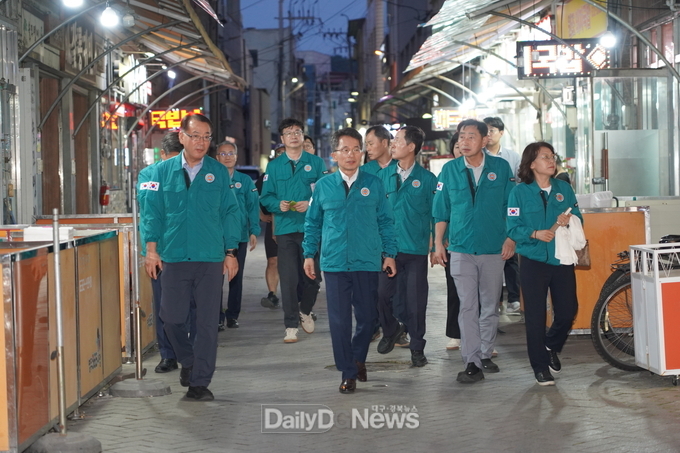 유정근 영주시장 권한대행을 비롯한 간부공무원들이 전통시장을 찾아 재도약 방안을 모색하고 있다.