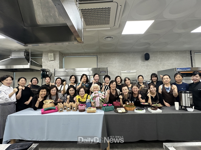 영주시, 향토음식 아카데미 2개 과정 교육 성료(약선음식 과정 수료생 단체사진)