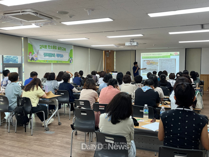 연수 참가 교원들이 국립칠곡숲체원에서 ‘기후변화 대응과 탄소중립’ 강의를 듣고 있다. 한국산림복지진흥원 국립칠곡숲체원 제공