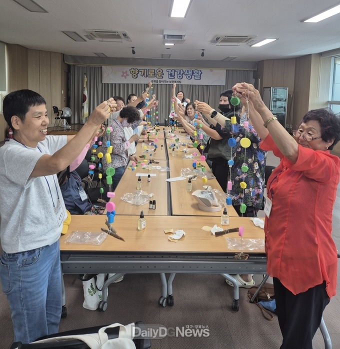 우울감 경험 주민 15명 대상, 아로마테라피 9회 운영 