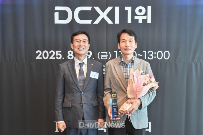 29일 롯데 시그니엘 서울에서 열린 디지털고객경험지수 인증 수여식에서 정동섭 한국도로공사 총무처장(오른쪽)과 문동민 한국표준협회 회장(왼쪽)이 시상 후 기념 촬영을 하고 있다.