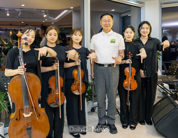8월 29일 칠곡 왜관읍‘카페 파미’공연을 마치고 스테리 앙상블 단원들이 김재욱 칠곡군수와 함께‘럭키 칠곡’포즈로 기념 촬영을 하고 있다.