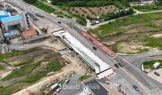 차량 통행과 병행해 마무리 공사가 진행 중인 시래교 재가설 현장<br>
