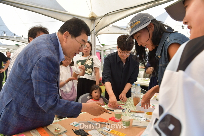  주낙영 경주시장이 30일 경주문화관 1918 광장에서 시민프로듀서 프로그램에 참여하고 있다