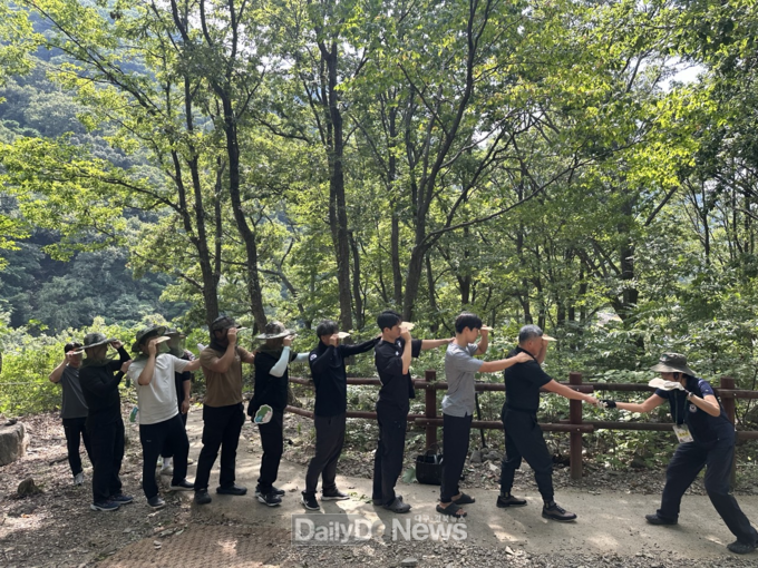 산불진화대응인력이 국립칠곡숲체원에서 산림 치유 프로그램(숲해설)을 체험하고 있다. 한국산림복지진흥원 국립칠곡숲체원 제공