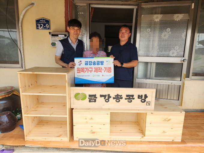한울본부 목공동호회 ‘금강송공방’, 취약계층에 원목 가구 전달