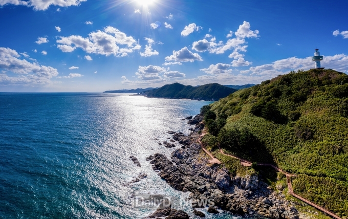영덕 지질명소 중 하나인 죽도산 모습
