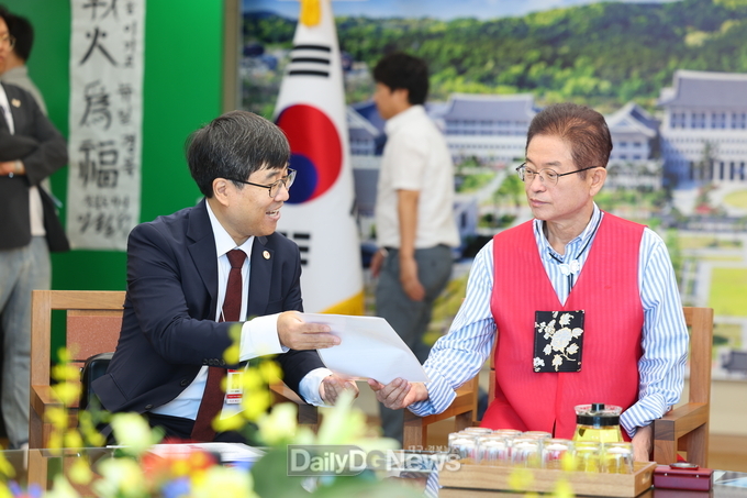 이철우 도지사가 9월 3일 중국 현지 방송사와 인터뷰를 하고 있다.