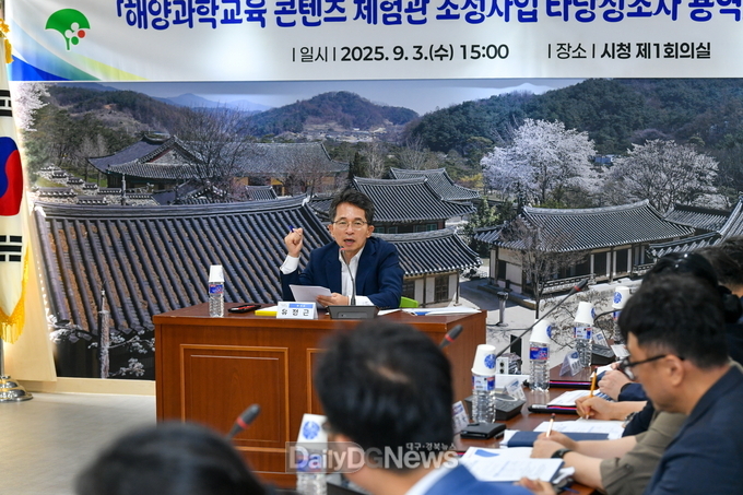  유정근 영주시장 권한대행이 참석자들과 논의를 하고 있다