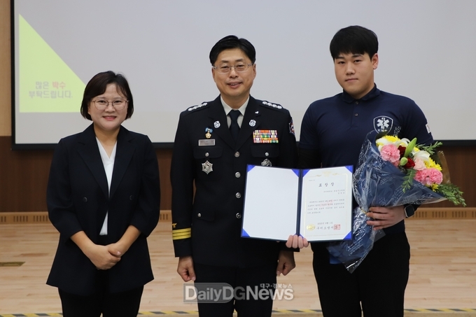 구미대학교 제공) 김창공 학생(우측)이 조유현 구미소방서장(가운데)과 기념촬영을 하고 있다.