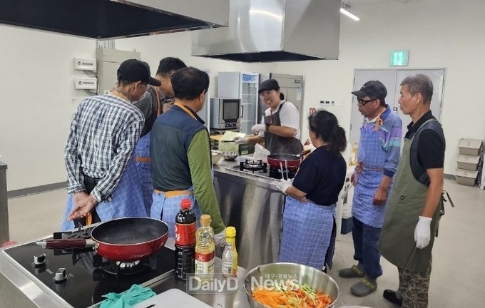 의성군, 사회적 고립 위험군 대상 ‘ 함께 먹는 밥상, 요리 교실 2차’ 운영