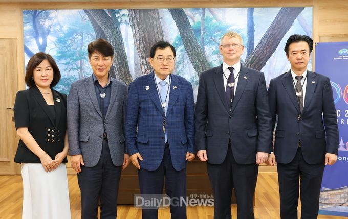 8일 경주시청 시장실에서 열린 접견에서 주낙영 경주시장(왼쪽 세 번째)과 듀이 무어 주부산미국영사관 수석영사(네 번째)가 기념촬영을 하고 있다.