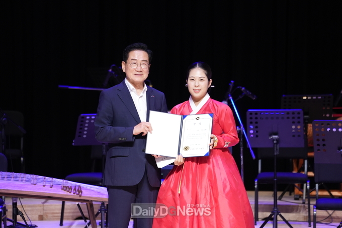 지난 6일, 영천아리랑 전국경창대회에서 대상을 수상한 이우현 씨와 최기문 시장이 기념촬영을 하고 있다.