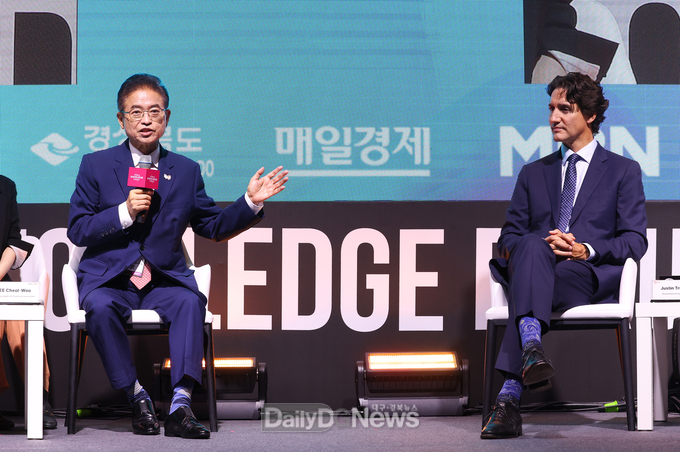 이철우 도지사가 9월 9일, 서울 신라호텔에서 열린 세계지식포럼에서 쥐스탱 트뤼도 캐나다 前 총리와 ‘아시아태평양경제협력체(APEC)가 주도하는 포용적 성장’이라는 주제로 특별 대담을 나누고 있다.