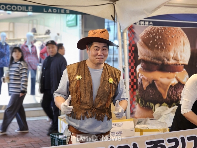 칠곡군 제공) “지역 축제 현장에서 상인들과 함께하며 웃음을 전하던 고 이용화 씨