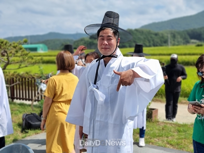 “전통 한복 차림으로 지역 행사에 참여한 고 이용화 씨