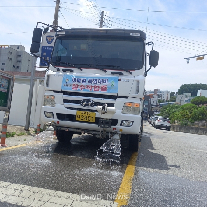 울진군은 올여름 주요 도로에 살수차를 투입해 폭염에 대응했다