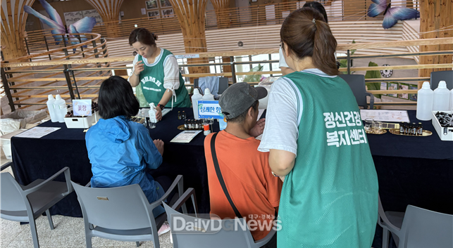 산림청 산하 한국수목원정원관리원은 9월 10일 ‘세계 자살예방의 날’을 맞아 국립백두대간수목원방문자센터 2층에서 임직원과 관람객 대상으로 ‘마음건강관리 캠페인’을 진행하고 있다.