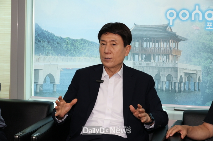 이강덕 포항시장은 10일 시청 브리핑룸에서 이달 초 미국과 유럽 방문 성과를 설명하며 포항 철강산업과 지역경제 살리기 위한 모든 노력을 다하겠다고 밝혔다.