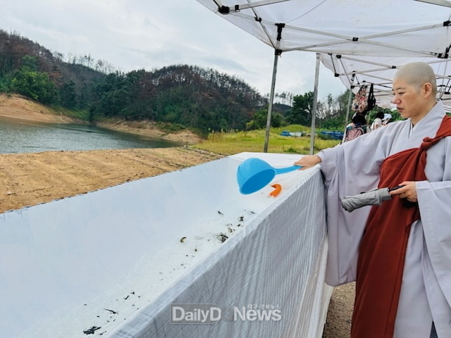 서울 도선사 불교 신도들, 백중날 기념안동 임하호에 치어 방류