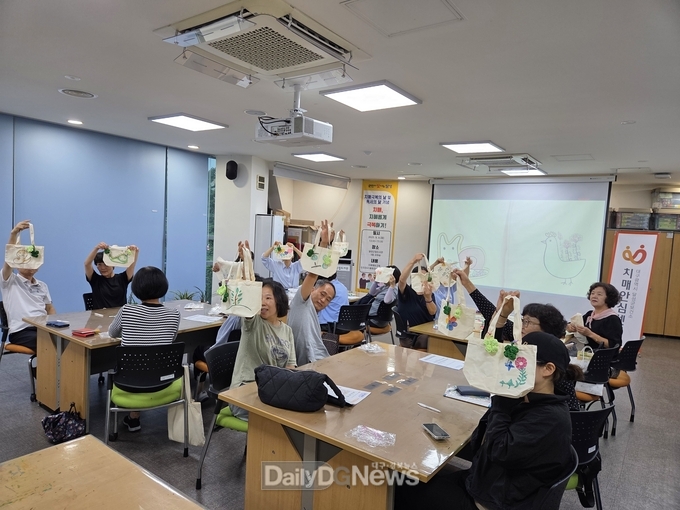 달성군보건소 치매안심센터, 도서관에서 펼치는 치매극복 캠페인 모습. (사진=달성군 제공)