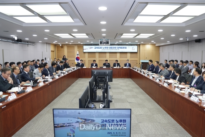11일(목), 국회의원회관에서 ‘고속도로 노후화 대응관련 정책토론회’를 진행하고 있다.