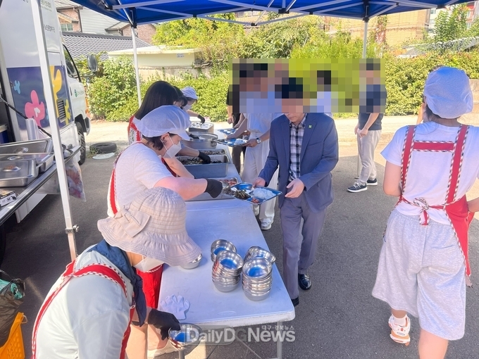 경산시 노인종합복지관, 자인면 북사1리, 서부2리 경로당에서 "사랑의 밥차" 급식 봉사 진행