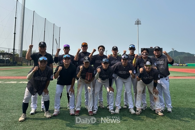 구미대 야구부 선수들이 기념촬영을 하고 있다.