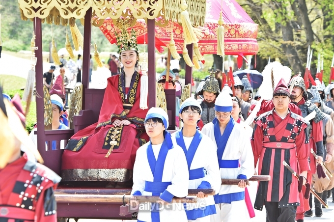 선덕여왕 첨성대에 행차하다.