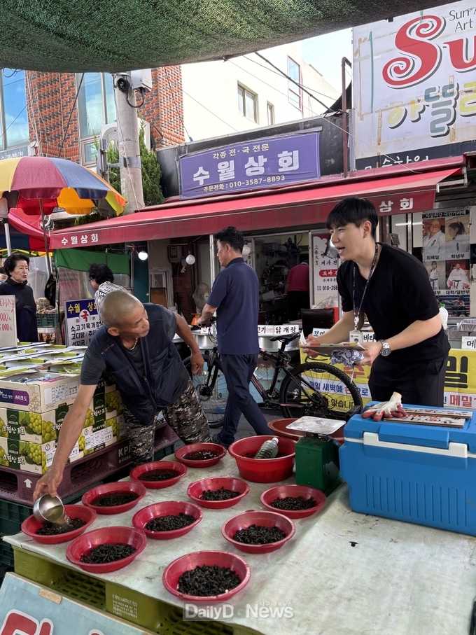 대구 동구. 추석 앞두고 전통시장 쓰레기 배출 집중 계도하는 모습. (사진=동구 제공)