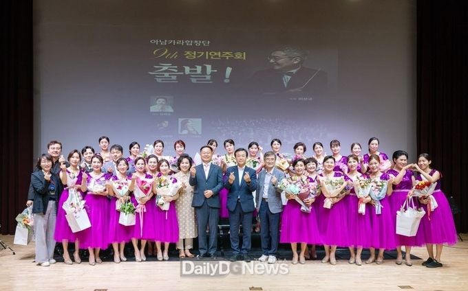 칠곡군 제공)공연을 마친 합창단원들이 김재욱 칠곡군수 등과 함께 기념촬영을 하고 있다