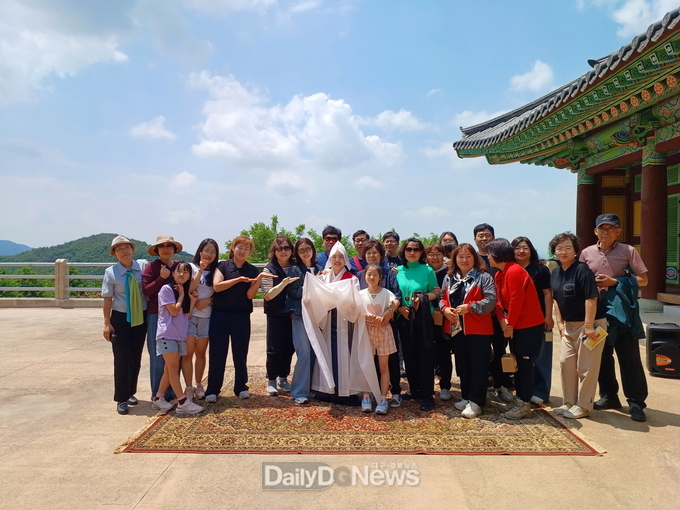  (참고사진-세계유산 활용)해시태그 부석사 관광객 단체사진