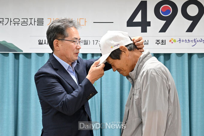 군위군 노인복지관, 광복 80주년 기념 및 국가유공자 기념 모자 전달식 개최