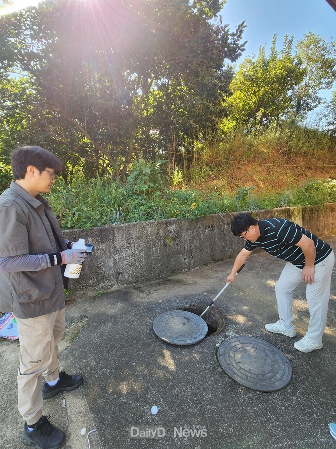 경로당 정화조 및 공중화장실에 친환경 유충구제제로 2차 유충 방제